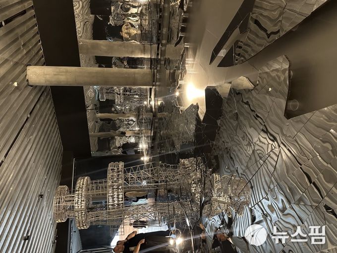 [서울=뉴스핌] 이지은 기자 = '이불: 1998년 이후' 전시 전경. 2025.09.01 alice09@newspim.com