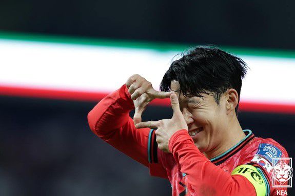 손흥민이 14일 월드컵 아시아 3차 예선 쿠웨이트전에서 추가골을 넣고 찰칵 세리머니를 하고 있다. [사진 = KFA]