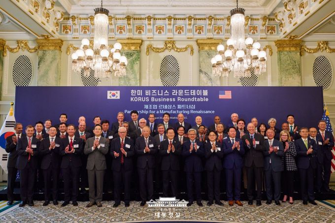 이재명 대통령이 지난 8월 25일(현지시간) 오후 도널드 트럼프 미국 대통령과의 정상회담 직후 워싱턴DC 윌라드 호텔에서 열린 '한미 비즈니스 라운드 테이블' 행사에 참석해 한미 기업인들과 기념사진을 찍고 있다. [사진=대통령실]