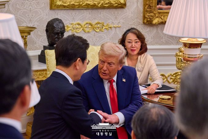 이재명 대통령과 도널드 트럼프 미국 대통령이 지난 8월 25일(현지시간) 미국 워싱턴 D.C. 백악관에서 첫 한미 정상회담을 하면서 트럼프 대통령이 이 대통령의 손을 잡으며 친근감을 표시하고 있다. [사진=대통령실]