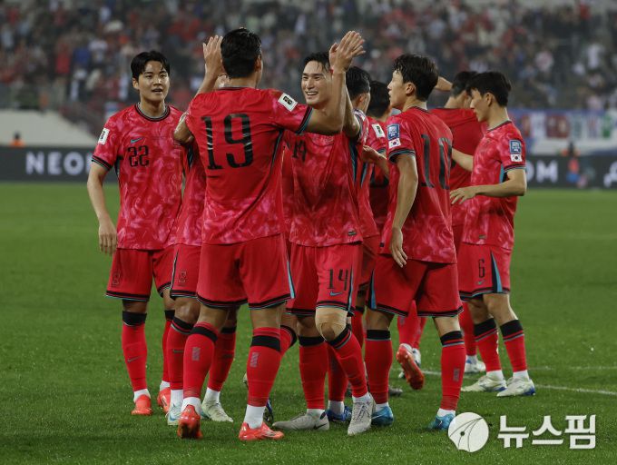[용인 로이터=뉴스핌] 장환수 스포츠전문기자= 한국 축구대표팀이 오세훈의 선제골이 터진 뒤 모여 환호하고 있다. 2024.10.15 zangpabo@newspim.com