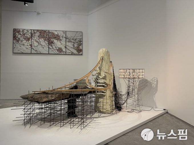 [서울=뉴스핌] 이지은 기자 = 이불 작가의 '몽그랑레시: 바위에 흐느끼다'. 2025.09.01 alice09@newspim.com