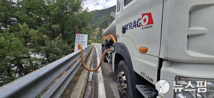 [강릉=뉴스핌] 이형섭 기자 = 긴급급수차량이 오봉저수지에 하천수를 유입하고있다. 2025.09.01 onemoregive@newspim.com
