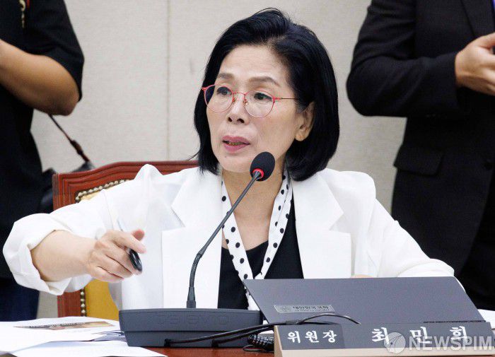 [서울=뉴스핌] 윤창빈 기자 = 최민희 국회 과학기술정보방송통신위원장이 26일 오전 서울 여의도 국회에서 열린 과학기술정보방송통신위원회 전체회의에서 발언하고 있다. 2025.08.26 pangbin@newspim.com