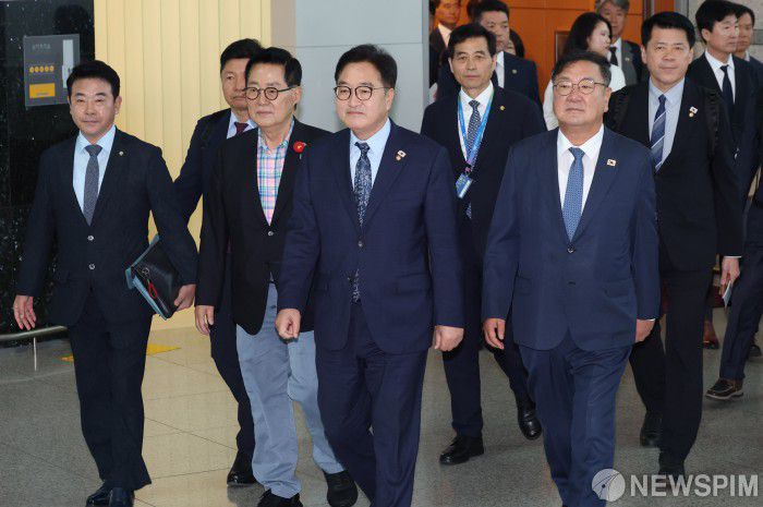 [영종도=뉴스핌] 김학선 기자 = 우원식 국회의장을 비롯한 방중 의원단이 2일 오후 중국 베이징에서 열리는 전승절 행사에 참석하기 위해 인천공항을 통해 출국하고 있다. 2025.09.02 yooksa@newspim.com