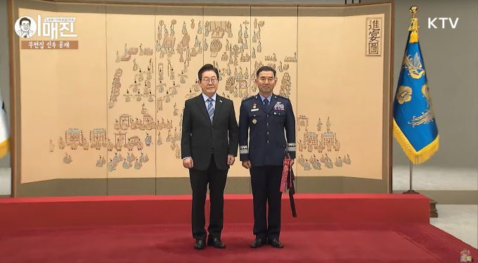 이재명 대통령이 2일 오후 용산 대통령실에서 군 서열 1위인 합참의장으로 내정된 진영승 공군 대장 진급자와 함께 기념사진을 찍고 있다. [사진=KTV]