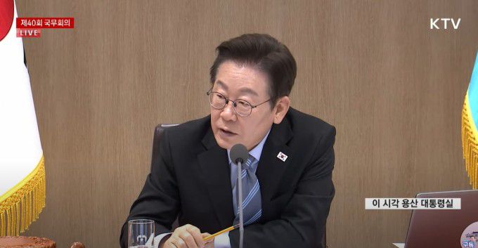 이재명 대통령이 2일 용산 대통령실에서 제40차 국무회의를 열고 김영훈 고용노동부 장관으로부터 보고를 받고 있다. [사진=KTV]