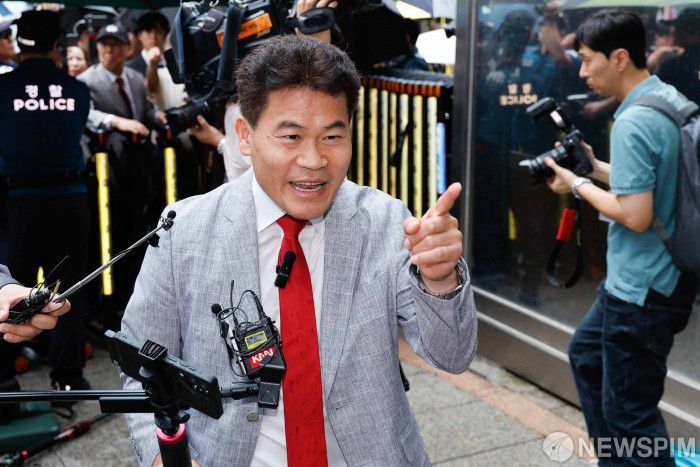 [서울=뉴스핌] 윤창빈 기자 = 전한길 전 한국사 강사가 14일 오전 서울 여의도 국민의힘 중앙당사에서 열린 중앙윤리위원회 회의에 출석하고 있다. 윤리위는 이날 회의를 열고 지난 대구·경북 합동 연설회에서 일부 후보를 향해 '배신자'라고 연호하며 소란을 일으킨 전 씨에 대한 징계 수위를 확정할 예정이다. 2025.08.14 pangbin@newspim.com