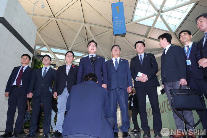 [영종도=뉴스핌] 김학선 기자 = 우원식 국회의장이 2일 오후 중국 베이징에서 열리는 전승절 행사에 참석하기 위해 인천공항을 통해 출국하며 방중 취지를 밝히고 있다. 2025.09.02 yooksa@newspim.com