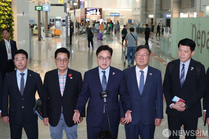 [영종도=뉴스핌] 김학선 기자 = 우원식 국회의장이 2일 오후 중국 베이징에서 열리는 전승절 행사에 참석하기 위해 인천공항을 통해 출국하며 취재진의 질의에 답하고 있다. 2025.09.02 yooksa@newspim.com