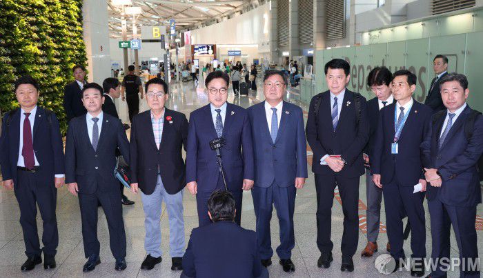 [영종도=뉴스핌] 김학선 기자 = 우원식 국회의장이 2일 오후 중국 베이징에서 열리는 전승절 행사에 참석하기 위해 인천공항을 통해 출국하며 방중 취지를 밝히고 있다. 2025.09.02 yooksa@newspim.com