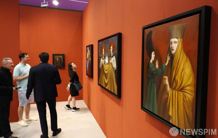 [서울=뉴스핌] 정일구 기자 = 3일 서울 강남구 코엑스에서 열린 국내 최대 아트페어 '키아프 서울(Kiaf SEOUL) 2025'를 찾은 관람객들이 전시 작품을 관람하고 있다. 2025.09.03 mironj19@newspim.com