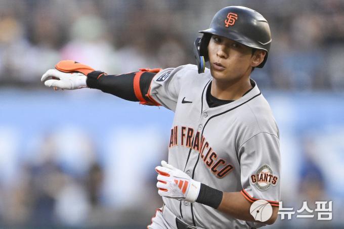 [샌디에이고 로이터=뉴스핌] 손지호 기자 = 샌프란시스코 자이언츠 이정후가 20일(한국시간) 미국 캘리포니아주 샌디에이고 펫코파크에서 열린 샌디에이고 파드리스와의 원정 경기에서 1회말 솔로 홈런을 친 후 베이스를 돌고 있다. 2025.08.20 thswlgh50@newspim.com