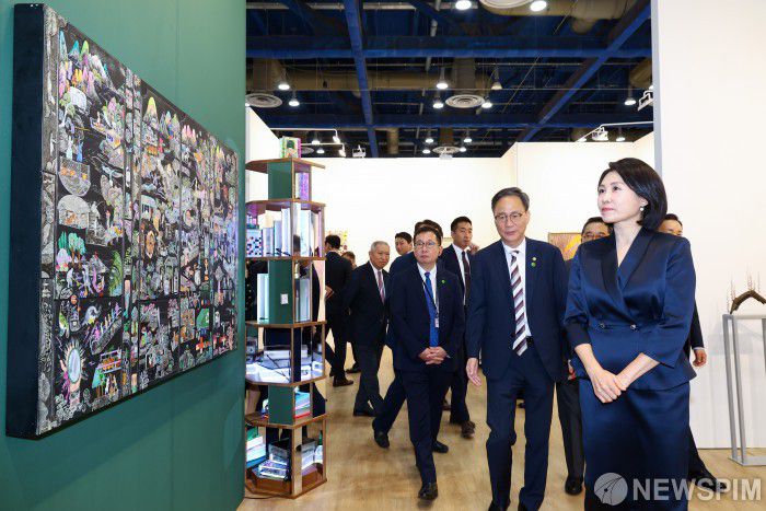[서울=뉴스핌] 정일구 기자 = 이재명 대통령 부인 김혜경 여사가 3일 오전 서울 강남구 코엑스에서 열린 '키아프 서울 2025' 페어 투어 행사에서 전시 작품들을 관람하고 있다. 2025.09.03 mironj19@newspim.com