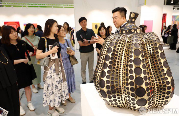 [서울=뉴스핌] 정일구 기자 = 3일 서울 강남구 코엑스에서 열린 세계적인 아트페어 '프리즈 서울 2025(Frieze Seoul 2025)'를 찾은 관람객들이 전시 작품을 관람하고 있다. 2025.09.03 mironj19@newspim.com