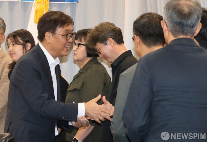 [서울=뉴스핌] 양윤모 기자 = 최휘영 문화체육관광부 장관이 3일 오후 서울 종로구 국립현대미술관 서울관에서 진행된 'K-관광 혁신 TF' 출범식에서  참석자들과 인사를 하고 있다. 2025.09.03  yym58@newspim.com