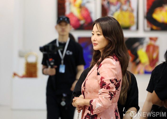 [서울=뉴스핌] 정일구 기자 = 배우 김희선이 3일 서울 강남구 코엑스에서 열린 국내 최대 아트페어 '키아프 서울(Kiaf SEOUL) 2025'를 찾아 전시 작품들을 관람하고 있다. 2025.09.03 mironj19@newspim.com