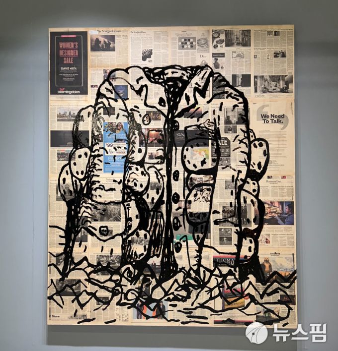 [서울=뉴스핌]이영란 편집위원/미술전문기자=리크릿 티라바니자.'untitled' 2025 (the intellect takes leave figure no. one) (new york times, november 22, 2016) 2025 1970년대 필립 거스턴의 회화를 참조해, 2016년 11월 22일자 뉴욕 타임스 지면 위에 그 회화적 어법을 연상시키는 도상을 덧입힌 작업이다. 관계미학을 바탕으로 예술을 사회적 담론의 장이자 변화를 이끄는 매개로 제시해온 그의 작업 세계를 잘 보여준다. 2025.09.04 art29@newspim.com