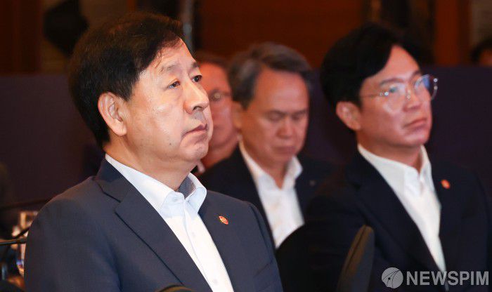 [서울=뉴스핌] 최지환 기자 =구윤철 부총리 겸 기획재정부 장관, 김영훈 고용노동부 장관이 4일 오전 서울 중구 롯데호텔에서 대한상공회의소·한국경제인협회·한국중견기업연합회가 연 기업성장포럼 출범식에서 최태원 대한상의 회장의 기조강연을 듣고 있다. 2025.09.04 choipix16@newspim.com