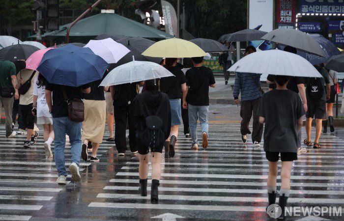 [안양=뉴스핌] 김학선 기자 = 서울과 수도권 등에 호우주의보가 발령된 13일 오전 경기 안양시 평촌역 인근에서 시민들이 우산을 들고 발걸음을 재촉하고 있다. 2025.08.13 yooksa@newspim.com