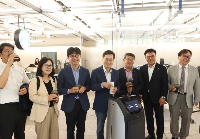 경기도는 3일 성남시 소재 네이버 1784 본사에서 경기도 기후위기대응위원회 제2차 전체회의를 열고 이같은 내용의 '기행기소 실천 파트너십'을 발표했다. [사진=경기도]