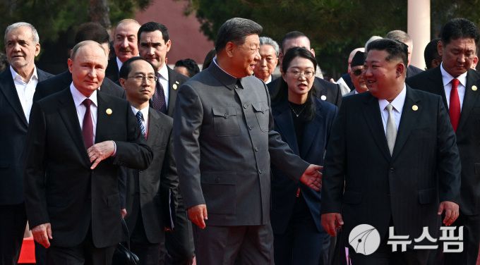 3일 중국 베이징 톈안먼 광장에서 열린 중국 전승절 80주년 기념 열병식 행사에 참석한 시진핑 중국 국가주석(중)과 블라디미르 푸틴 러시아 대통령(좌), 김정은 북한 국무위원장. [사진=로이터 뉴스핌]