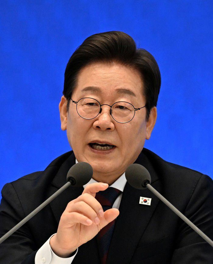 [서울=뉴스핌] 이재명 대통령이 3일 청와대 영빈관에서 열린 '대통령의 30일, 언론이 묻고 국민에게 답하다' 기자회견에서 발언을 하고 있다. [사진=로이터] 2025.07.03 photo@newspim.com