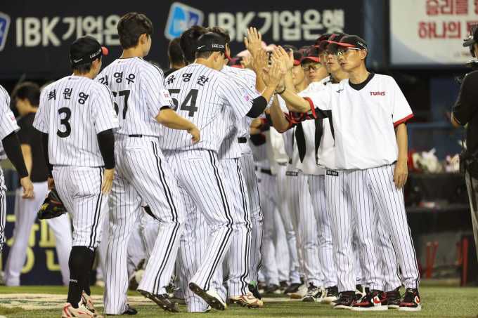 선수단과 승리 하이파이브를 하는 LG 염경엽 감독(오른쪽). [사진=LG]