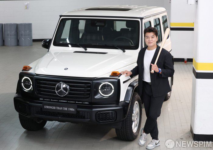 [서울=뉴스핌] 김학선 기자 = 전 야구선수 추신수가 4일 서울 서초구 메르세데스-벤츠 방배 서비스센터에서 1980년대 G-클래스를 오마주한 'G-클래스 스트롱거 댄 더 1980 에디션' 출시를 기념해 차량과 함께 포즈를 취하고 있다. 2025.09.04 yooksa@newspim.com