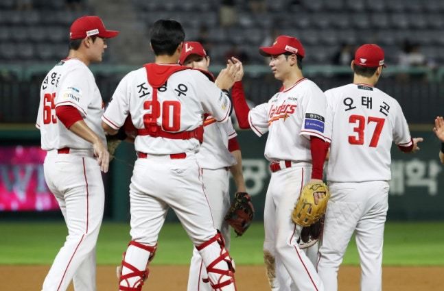 경기에서 승리한 후 세리머니 하는 SSG 야수들. [사진 = SSG]
