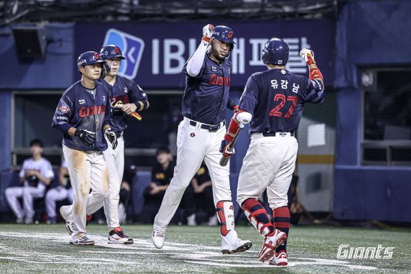 [서울=뉴스핌] 손지호 기자 = 20일 잠실구장에서 열린 LG전에서 롯데 빅터 레이예스가 3회 역전 스리런 홈런을 친 뒤 유강남과 하이 파이브를 하고 있다. [사진=롯데 자이언츠] 2025.08.20 thswlgh50@newspim.com