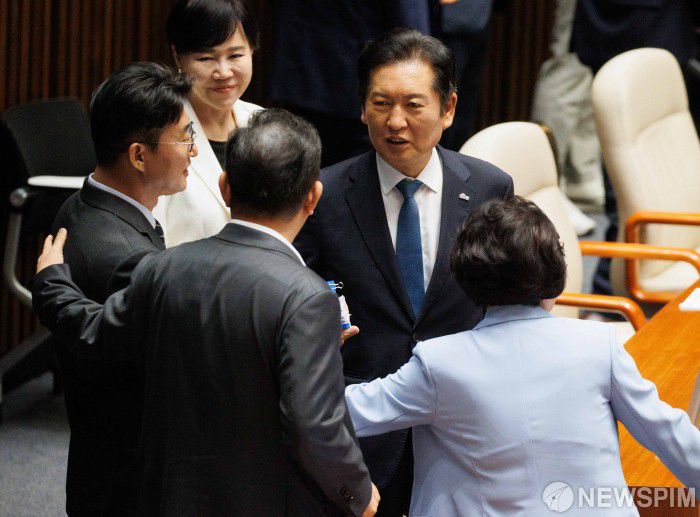 [서울=뉴스핌] 윤창빈 기자 = 정청래 더불어민주당 대표, 김병기 원내대표 등 소속 의원들이 5일 오후 서울 여의도 국회에서 열린 본회의에서 무제한 토론을 마친 노종면 의원을 격려하고 있다. 2025.08.05 pangbin@newspim.com