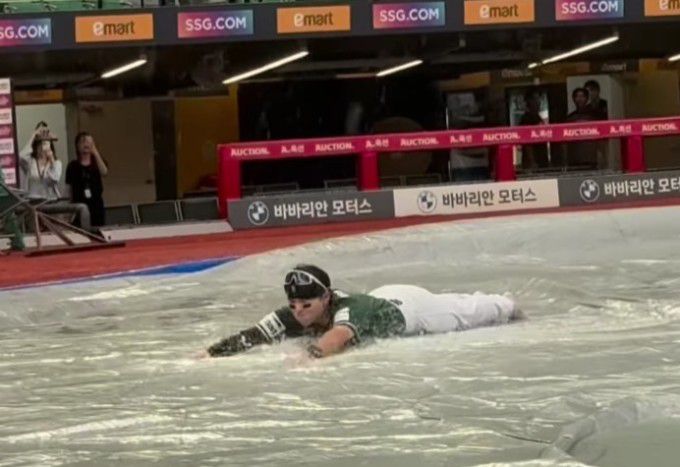 6일 오후 5시 인천 SSG랜더스필드에서 열릴 예정이던 롯데-SSG 경기가 우천으로 취소되자 SSG 선수가 방소포 위에서 '우취 세리머니'를 펼치고 있다. [사진=SSG랜더스 SNS 캡처]