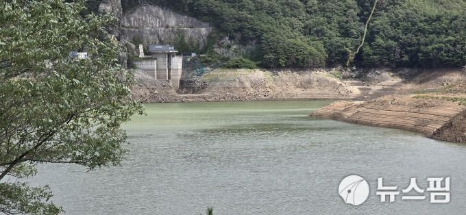 [강릉=뉴스핌] 이형섭 기자 = 8월31일 저수율 14.8%를 보이고 있는 오봉저수지. 2025.09.01 onemoregive@newspim.com