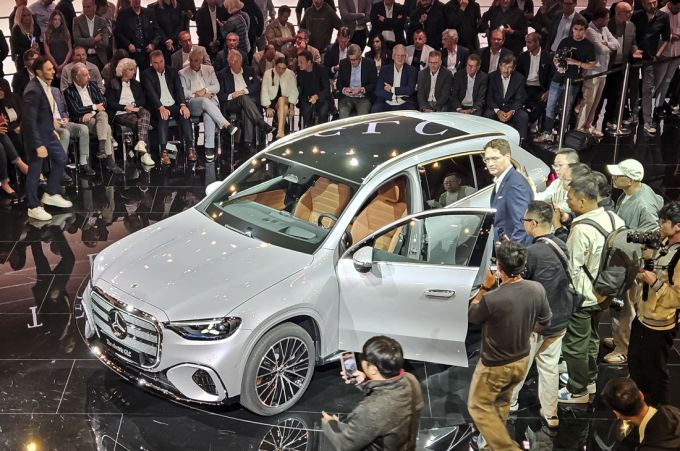 [뮌헨=뉴스핌] 김승현 기자 = 9월 7일(현지시간) 독일 뮌헨에서 열린 IAA 메르세데스-벤츠 프리 나이트 행사에서 올라 칼레니우스 메르세데스-벤츠 회장이 GLC 위드 EQ 테크놀로지를 소개하고 있다. [사진=한국자동차기자협회] 2025.09.08 kimsh@newspim.com