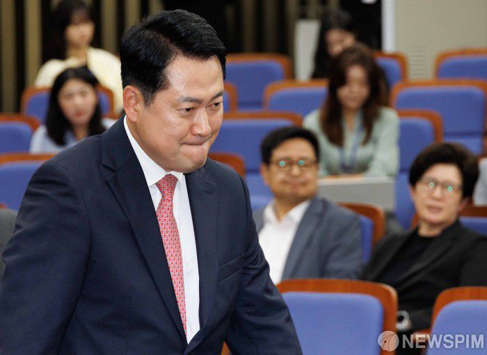 [서울=뉴스핌] 윤창빈 기자 = 장동혁 국민의힘 대표가 8일 오후 서울 여의도 국회에서 열린 의원총회에 참석하고 있다. 2025.09.08 pangbin@newspim.com