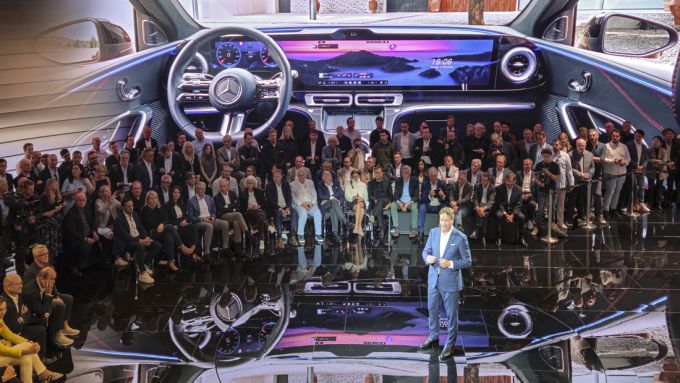 [뮌헨=뉴스핌] 김승현 기자 = 9월 7일(현지시간) 독일 뮌헨에서 열린 IAA 메르세데스-벤츠 프리 나이트 행사에서 올라 칼레니우스 메르세데스-벤츠 회장이 GLC 위드 EQ 테크놀로지를 소개하고 있다. [사진=한국자동차기자협회] 2025.09.08 kimsh@newspim.com