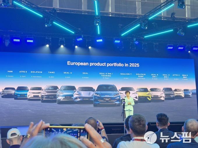 [뮌헨=뉴스핌] 김승현 기자 = 중국 전기차(NEV) 제조사 BYD가 유럽 최대 모터쇼인 'IAA 모빌리티 2025'에서 유럽 현지 첫 생산 공장 계획을 발표하고, 두 번째 슈퍼 하이브리드 모델 '씰 6 DM-i 투어링'을 최초로 공개했다. 스텔라 리 BYD 부회장이 발표하고 있다. 2025.09.08 kimsh@newspim.com