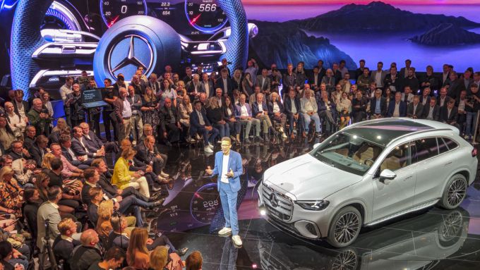 [뮌헨=뉴스핌] 김승현 기자 = 9월 7일(현지시간) 독일 뮌헨에서 열린 IAA 메르세데스-벤츠 프리 나이트 행사에서 마티아스 가이젠 메르세데스-벤츠 그룹 AG 이사회 멤버 겸 마케팅 & 세일즈 총괄이 GLC 위드 EQ 테크놀로지를 소개하고 있다. [사진=한국자동차기자협회] 2025.09.08 kimsh@newspim.com