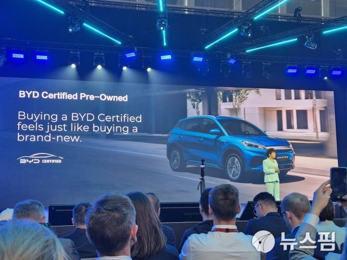 [뮌헨=뉴스핌] 김승현 기자 = 중국 전기차(NEV) 제조사 BYD가 유럽 최대 모터쇼인 'IAA 모빌리티 2025'에서 유럽 현지 첫 생산 공장 계획을 발표하고, 두 번째 슈퍼 하이브리드 모델 '씰 6 DM-i 투어링'을 최초로 공개했다. 스텔라 리 BYD 부회장이 발표하고 있다. 2025.09.08 kimsh@newspim.com