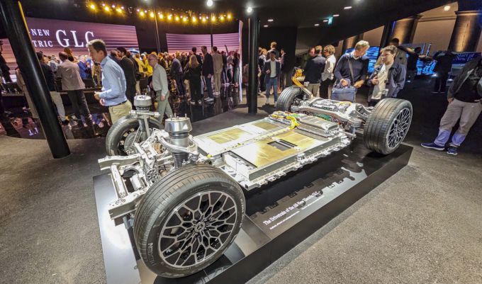 [뮌헨=뉴스핌] 김승현 기자 = 9월 7일(현지시간) 독일 뮌헨에서 열린 IAA 메르세데스-벤츠 프리 나이트 행사장에 공개된 GLC 위드 EQ 테크놀로지 구동렬(drivertrain). [사진=한국자동차기자협회] 2025.09.08 kimsh@newspim.com