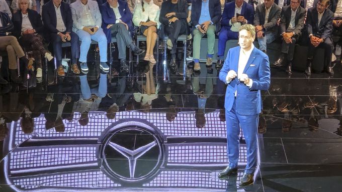 [뮌헨=뉴스핌] 김승현 기자 = 9월 7일(현지시간) 독일 뮌헨에서 열린 IAA 메르세데스-벤츠 프리 나이트 행사에서 올라 칼레니우스 메르세데스-벤츠 회장이 GLC 위드 EQ 테크놀로지를 소개하고 있다. [사진=한국자동차기자협회] 2025.09.08 kimsh@newspim.com