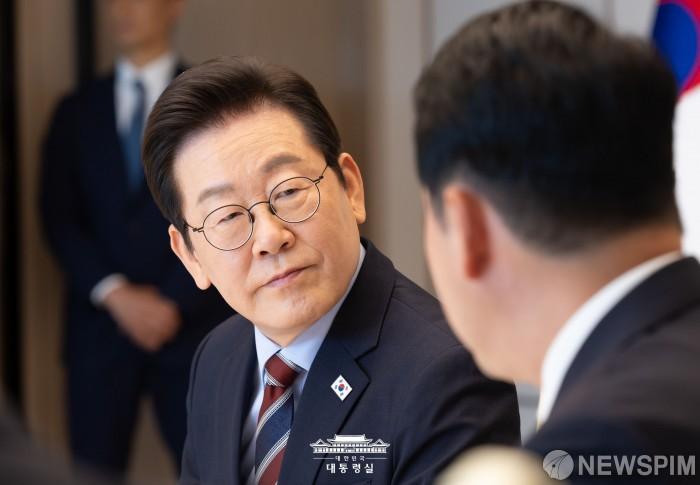 [서울=뉴스핌] 이재명 대통령(왼쪽)이 8일 서울 용산 대통령실에서 열린 여야 지도부 오찬 회동에서 장동혁 국민의힘 대표의 발언을 듣고 있다. [사진=대통령실] 2025.09.08 photo@newspim.com