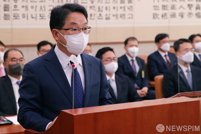 [서울=뉴스핌] 이형석 기자 = 노만석 서울고등검찰청 검사장 직무대리가 18일 오전 서울 여의도 국회에서 열린 법제사법위원회의 서울고검, 수원고검, 서울중앙지검, 서울동부지검, 서울남부지검 등 국정감사에서 업무보고를 하고 있다. 2022.10.18 leehs@newspim.com