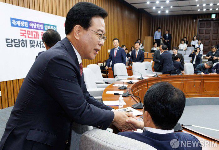 [서울=뉴스핌] 윤창빈 기자 = 송언석 국민의힘 원내대표가 9일 오전 서울 여의도 국회에서 열린 원내대책회의에서 의원들과 인사를 하고 있다. 2025.09.09 pangbin@newspim.com