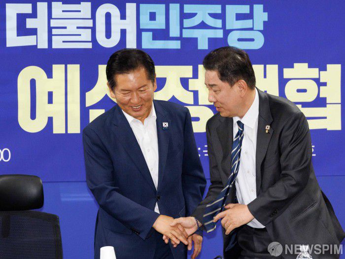 [서울=뉴스핌] 윤창빈 기자 = 정청래 더불어민주당 대표가 9일 오후 서울 여의도 국회 의원회관에서 열린 대구경북 예산정책협의회에서 김병기 원내대표와 악수하고 있다. 2025.09.09 pangbin@newspim.com