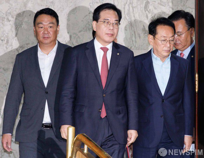 [서울=뉴스핌] 윤창빈 기자 = 송언석 국민의힘 원내대표등 지도부가 9일 오전 서울 여의도 국회에서 열린 원내대책회의에 참석하고 있다. 2025.09.09 pangbin@newspim.com