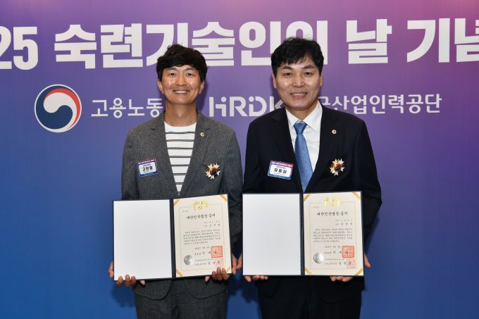 2025년 대한민국 명장으로 선정된 HD현대중공업 고민철 기사(왼쪽)와 HD현대삼호 유동성 기원 [사진=HD현대]