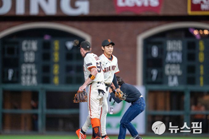 [샌프란시스코 로이터=뉴스핌] 이정후와 크리스티안 코스가 10일 애리조나와의 경기에서 승리한 후 세리머니 하고 있다. 2025.09.10 wcn05002@newspim.com