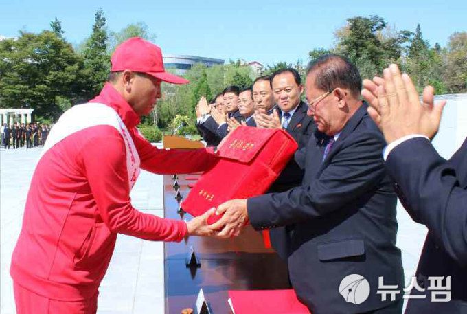 [서울=뉴스핌] 이영종 통일전문기자 = 김정은에 대한 충성을 다짐하는 편지를 담은 베낭 형태의 가방이 '충성의 편지 이어달리기' 행렬에게 전달되고 있다. 북한은 내달 10일 노동당 창건 80주년을 앞두고 전역에서 이 행사가 시작됐다고 11일 전하면서 관련 사진을 공개했다. [사진=노동신문 홈페이지] 2025.09.11 yjlee@newspim.com
